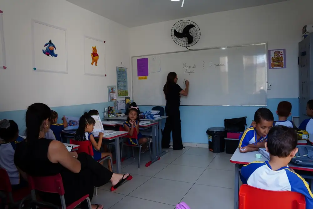 Professora conduzindo atividade com alunos do Colégio Barcelos
