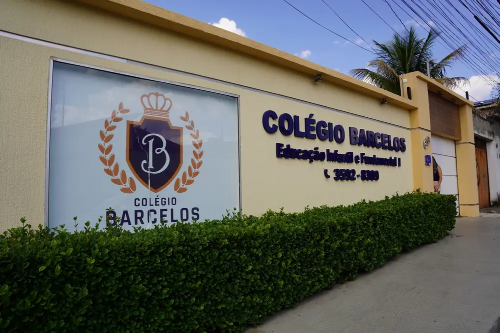 Fachada do Colégio Barcelos com letreiro da Educação Infantil e Fundamental I em Betim