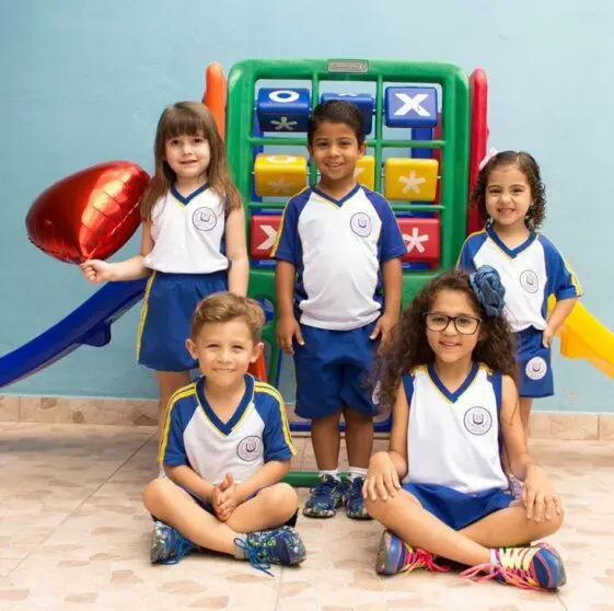 Alunos do Colégio Barcelos sorrindo durante atividade escolar em Betim