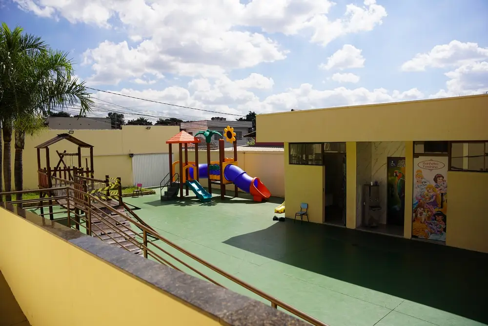 Vista ampla do pátio externo e playground do Colégio Barcelos