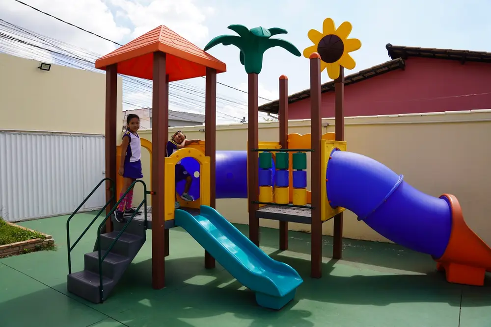 Playground colorido com escorregadores no Colégio Barcelos