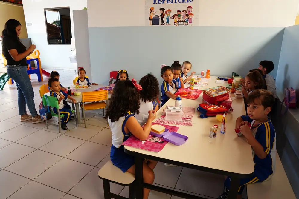 Crianças do Colégio Barcelos durante refeição no refeitório