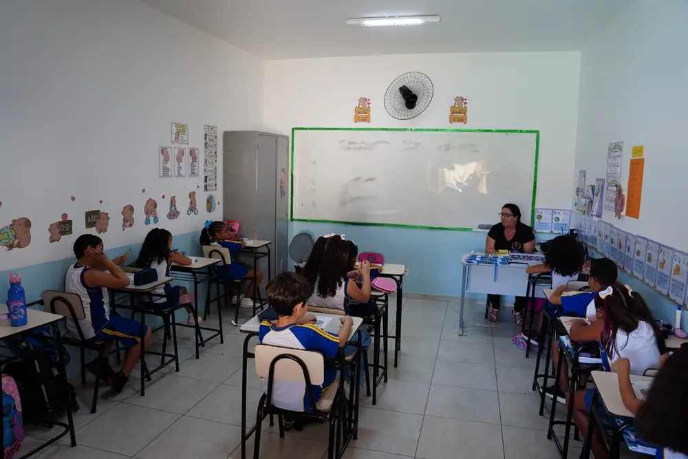 Turma do Colégio Barcelos em sala de aula com professora